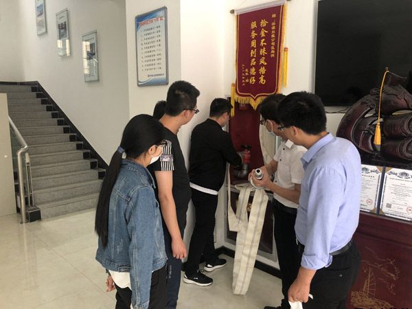 泓源新能源公司、出租車公司聯(lián)合開(kāi)展消防安全演練(圖2)